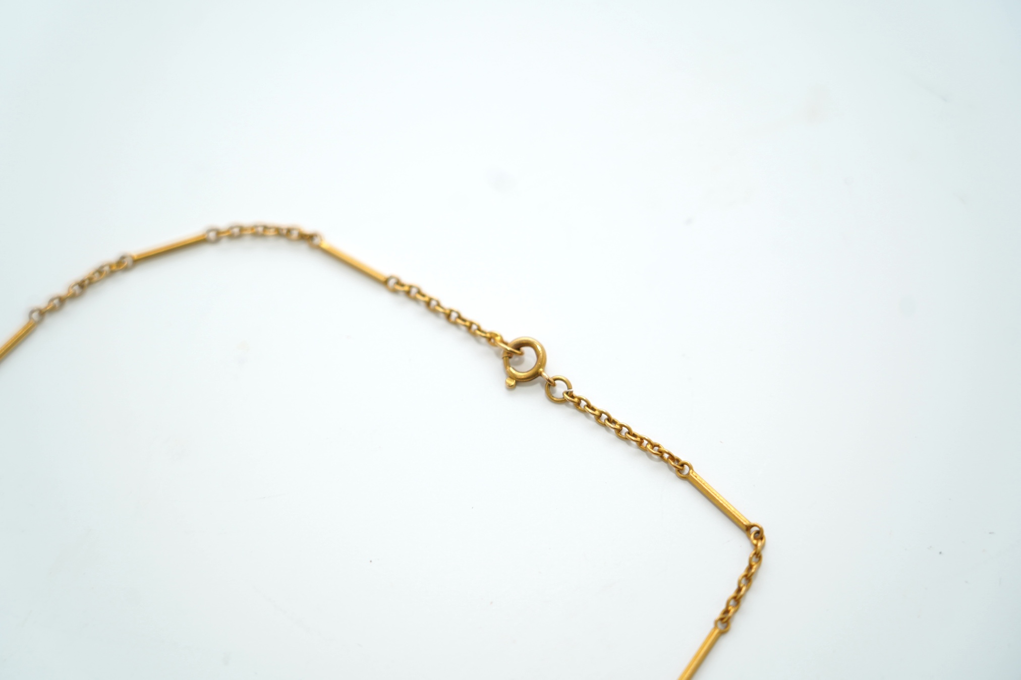 An early 20th century 15ct and single stone pear shaped simulated jade set pendant necklace, overall 46cm, gross weight 6 grams. Condition - good